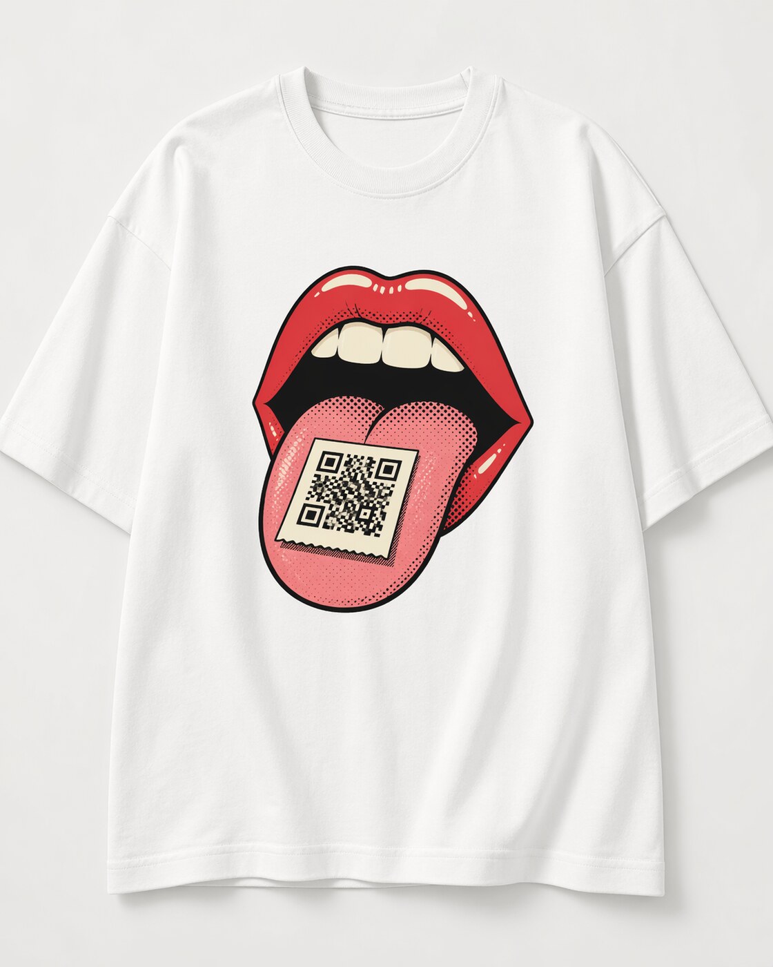 Biała koszulka ScanCore z widoczną grafiką QR